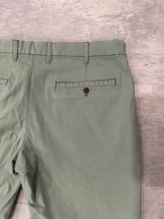 GAP Men's twig Green Flat Front Chino Short. 8 inch inseam. Size 36. - Picture 7 of 10